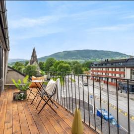 Elegant Penthouse - 1 Min To Train Station - Balcony, hotell sihtkohas Vossevangen