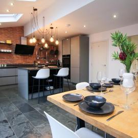 Handbridge House Sleeps 9 with Parking by Rework Accommodation
