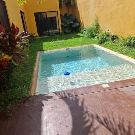 Chalet con 3 habitaciones y alberca privada, хотел в Мерида