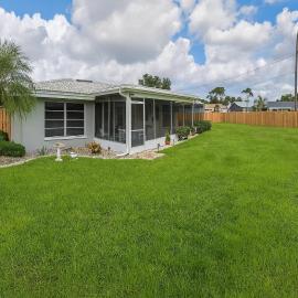 Spacious Family Retreat Port Charlotte, hotel in Port Charlotte