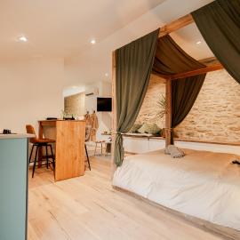 Love Room Vendée avec JACUZZI privatif, hotel em Nesmy