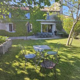 Maison Charentaise 12 à 14 personnes, hotel sa Sémussac