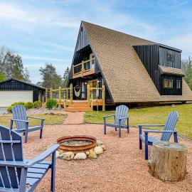 Cozy A-Frame Cabin: Steps to Lake Camelot Beach!、Nekoosaのホテル