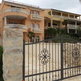 Utković Beachfront Apartments, ξενοδοχείο σε Vrsi