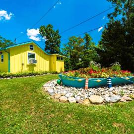 LemonDrop Lake-Front Cottage โรงแรมในMadison