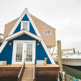 Jones Beach Houseboat, hotelli kohteessa Seaford