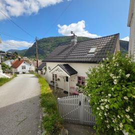 Sentralt i Sogndal terrasse med fjordutsikt