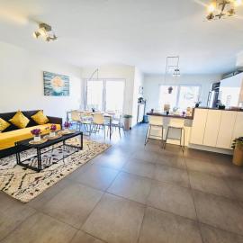 Executive 3BR Flat w Terrace, Parking, Fast Wi-Fi