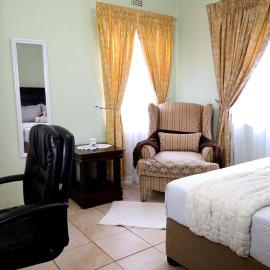 Cozy Garden Cottage with Secure Private Parking, hotel in Francistown