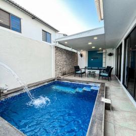 Piscina con Bbq en Villa privada cerca de centros comerciales con 3 habitaciones, 5 Camas, seguridad 24-7, hotel sa Bellavista