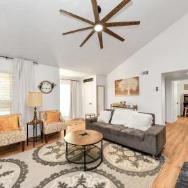 Stylish Katy Retreat 4BR Sleeps 10 Outdoor Escape โรงแรมในเคที