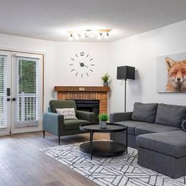 The Fox Den - Modern Condo Collingwood - Sleeps 5, Hotel in Collingwood