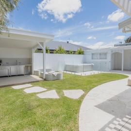 Coastal Waters - Spa, Sleeps 8, Newly Renovated, hotel in Ocean Grove