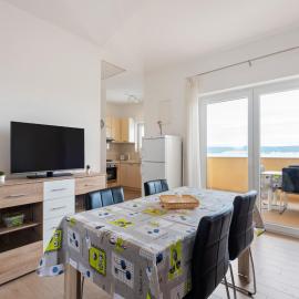 Simplistic Apartment in Neviđane near Sea beach