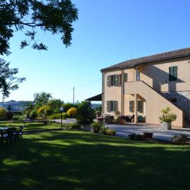 Il Mandorlo - Agriturismo e Azienda Agricola Ferrato، فندق في أنكونا