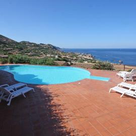 Rosmarino veranda and pool with sunset view, hotel in Costa Paradiso