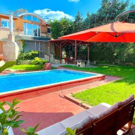 Villa Suburbia Budapest - Pool - Hot Tub - BBQ - Parking, hotell i Budapest