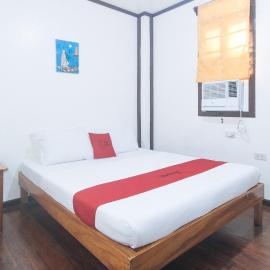 RedDoorz @ Tandikan Beach Cottages
