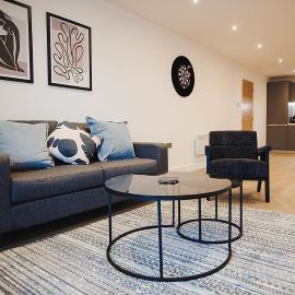 Spacious 2 bed Leeds Centre - balcony, free parking & darts, hótel í Leeds