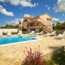 My Dalmatia - Villa Ljubica with private pool – hotel w mieście Tinj