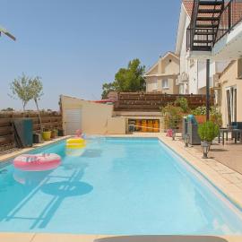 Modern room Sea View in villa with private pool, hotel in Oroklini