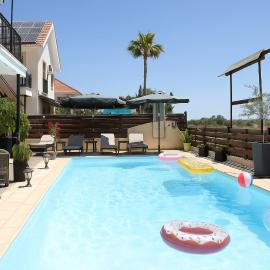 Comfy room with sea view in Villa private pool, hotel in Oroklini
