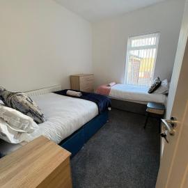 Spacious 3-Bedroom Apartment with Modern Comforts, hotel in Runcorn