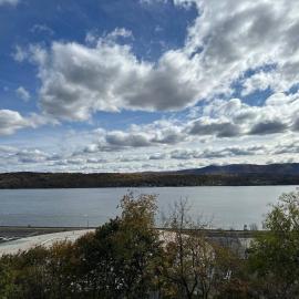 Hudson Valley Top Getaway with a River View, отель в городе Ньюбург