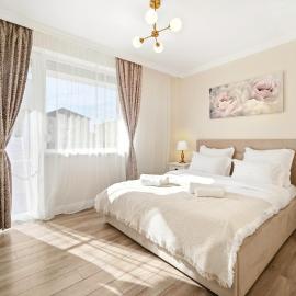 Charming French Getaway Spacious Apartment with Garden and Parking, hotel in Dumbrăviţa