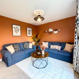 Brand NEW Stylish & Chic House - 2 Parking Spaces - Garden - Fast Wi-Fi - Close to M5, hotel em Gloucester