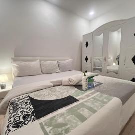 chambre moderne ventilé avec douche partagé a yoff virage N4