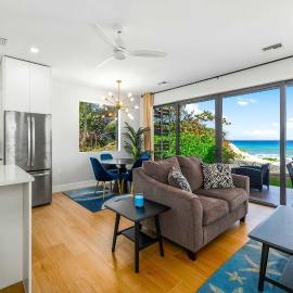Silver Reef 1 Luxury 2BR Beachfront Retreat with Pool, hotel em Old Man Bay