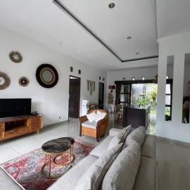 Spacious House with Private Pool and Garden