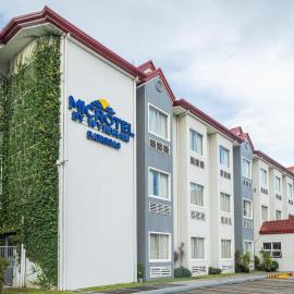 Microtel by Wyndham Batangas，Santo Tomas的飯店