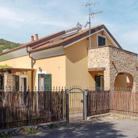 2 Bedroom Cozy Home In Cisano Sul Neva