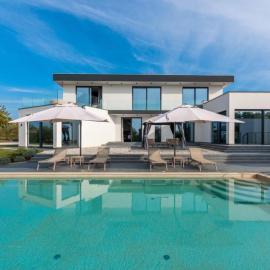 Villa Nura for 8 persons near Poreč with 36 m2 heated pool, with sauna & sea view