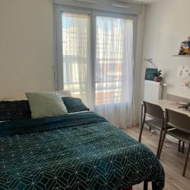 Bright studio with terrace, khách sạn ở Malakoff