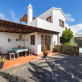 Villa Calma Pool Oasis & Volcano Views Bayside, hotel in Teguise