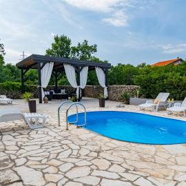 Family-friendly apartments with swimming pool Krasica, Rijeka - 18059、Krasicaのホテル