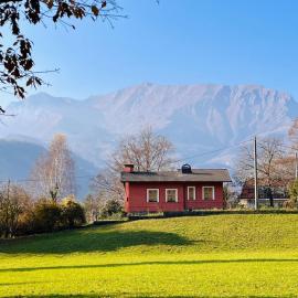 Villa rossa con portico e giardino, hotel u gradu Cremeno