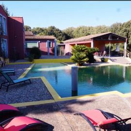 La Villa Astra de 4 à 12 personnes - Domaine Astra, Grans、Gransのホテル