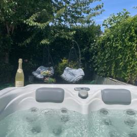 City-Oasis with 3 bedrooms, garden, jacuzzi, gym, fireplace, close to U1, city center & airport, hótel í Vín