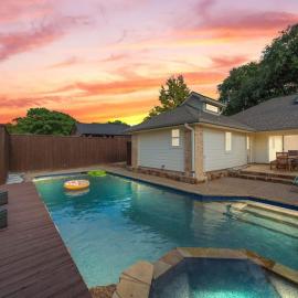 Central Plano 4-BD 2-BA Pool Retreat, Sleeps 10, hotel in Plano