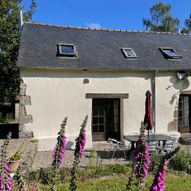 Gîte Marie, country cottage with pool, sleeps 5: Saint-Nicolas-du-Pélem şehrinde bir otel