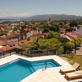 Casa minimalista con vistas a las sierras