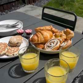 Modernised home 5 minutes from Newborough Beach - Pas the Keys, hotel i Newborough