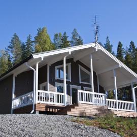 Lovely 10-person cottage with a lakeside sauna and hot tub, hotel em Korpela