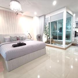 Home Base at Krabi: Krabi şehrinde bir otel