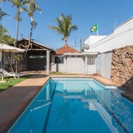 Casa com Piscina e Churrasqueira no Parque Fehr โรงแรมในImbaré