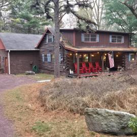 4BR Cabin by the Lake with Hot Tub, Game Room, Fire Pit, hotel Lake Harmonyban